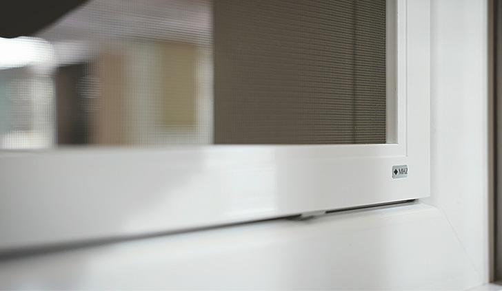 Dank unterschiedlicher Fahnenprofile lässt sich Isifix bei flächen-, halbflächenversetzten und flächenbündigen ­Fenstern einsetzen, und kann auch bei überstehendem Wetterschenkel oder Anschlagdichtung verwendet werden.