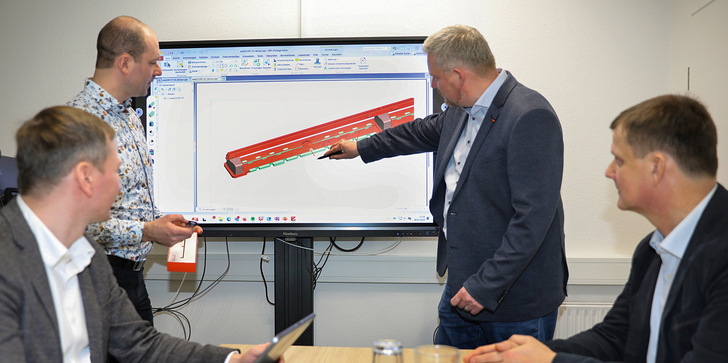 Achim Kockler erörtet mit seinem Team nächste Schritte der Entwicklungsarbeit.