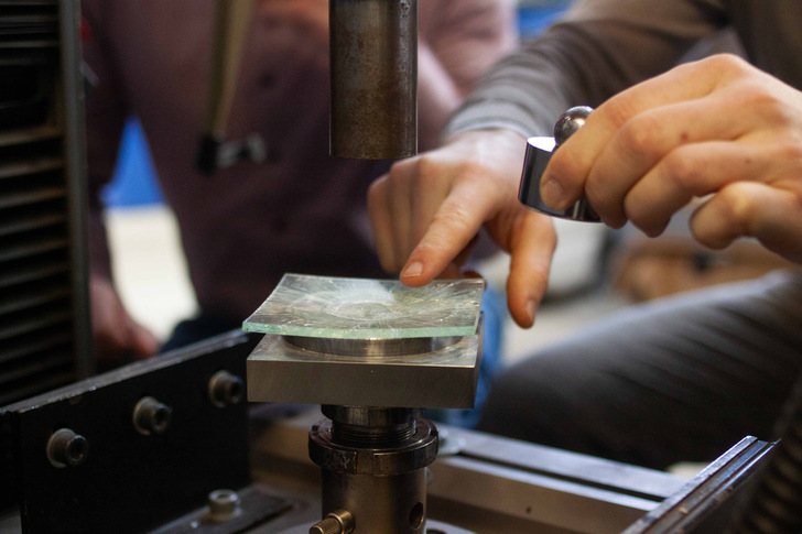 Reicht die Qualität der alten Fensterscheibe aus, um sie in neuen Mehrfachgläsern wiederzuverwenden? Das Bruchbild nach dem Biegeversuch gibt hier Auskunft