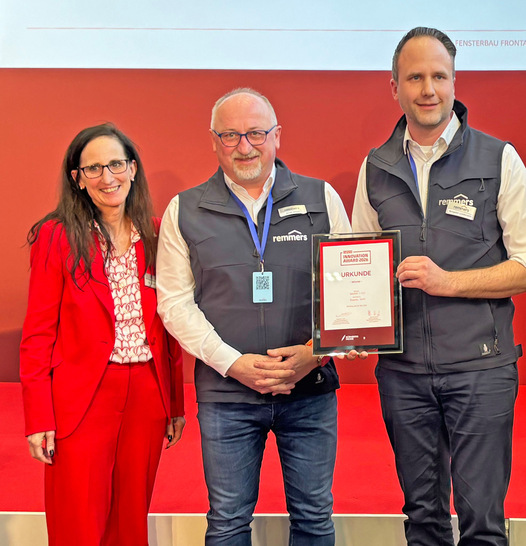 v.l.: Elke Harreiß, die auf dem Foto noch amtierende Abteilungsleiterin der Fensterbau Frontale, Remmers-Vertriebsleiter Industrie Martin Stöger, Benjamin Lindemann, Produktmanager in der Business Unit Industrie bei Remmers.