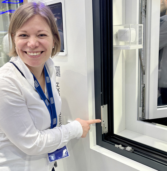 Eike Sarah Löning, Senior Marketing Managerin bei Winkhaus mit dem fröhlichen Verweis auf den activPilot Comfort PADKM.