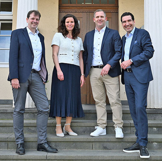 Von links nach rechts: Bernd Hillbrands (Managing Director, Windows & Doors Line of Business, Forterro), Miriam Berzen (Geschäftsführerin Klaes), Lars Klaes (Geschäftsführer Klaes) und Marcus Pannier (President, Forterro) nach der Unterzeichnung, mit der Klaes Teil von Forterro wird.