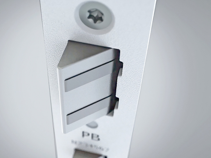 Die Kippfalle ist so konstruiert, dass sie sämtliche Vorlasten kompensiert. Krafteinwirkungen durch unterschiedliche Temperatur- oder Druckniveaus oder ein verzogenes Türblatt werden nicht auf Drücker und Zylinder übertragen.