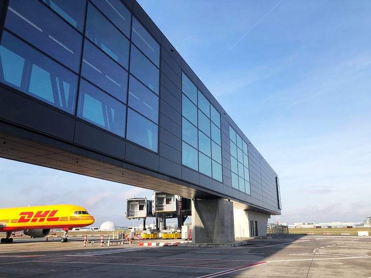 Die Flugsteige ermöglichen den direkten Einstieg ins Flugzeug und sind lichtdurchflutet.