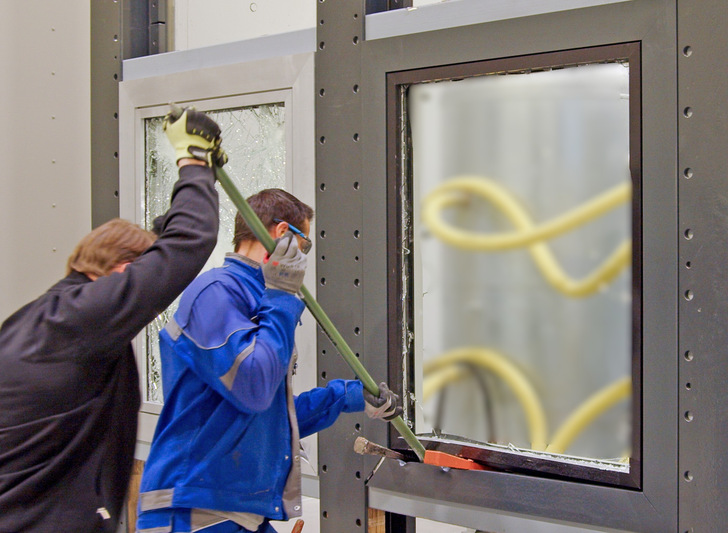 „Vandalismus“ findet im Gegensatz zum Einbruch nicht still und leise statt, sondern ungehemmt und vor laufender Kamera.