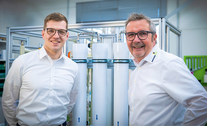 EnviroFalk Generationswechsel mit Weitblick: Christoph Gilles (r.) begleitet David Hannappel in der Anwendungsberatung.