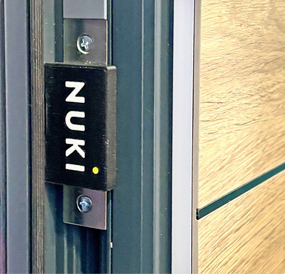 Das Modul wird direkt mit dem elektromechanischen Schloss verbunden und ermöglicht schlüssellosen Zutritt per Smartphone. Dank Matter-Konnektivität ist es mit allen gängigen Smart-Home-Systemen kompatibel.