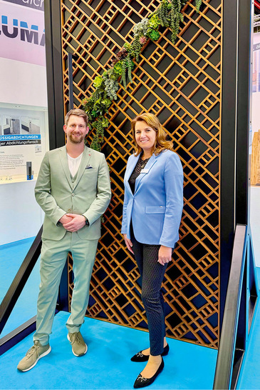 Partnerschaft, wie sie sein sollte: Florian Kowalski, Kowa Holzbearbeitung GmbH, und Claudia Rager-Frey, Alumat, am Messeexponat von Kowa am Alumat-Stand.