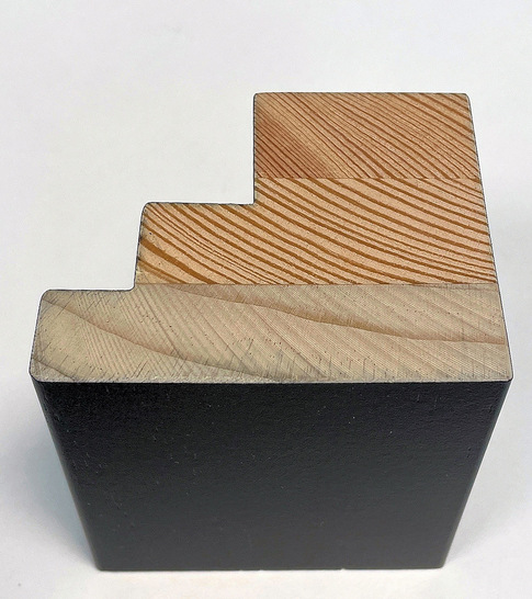 Für maximale Langlebigkeit seiner Holzfenster setzt Kneer-Südfenster auf Blend- und Flügelrahmen aus Accoya-Kiefer-Duo-Kanteln. Wetterbeständiges Accoya-Holz für Außen wird mit Kiefer im Innenbereich kombiniert.
(Abbildung: Accoya-Kiefer-Duo-Kantel im Querschnitt)