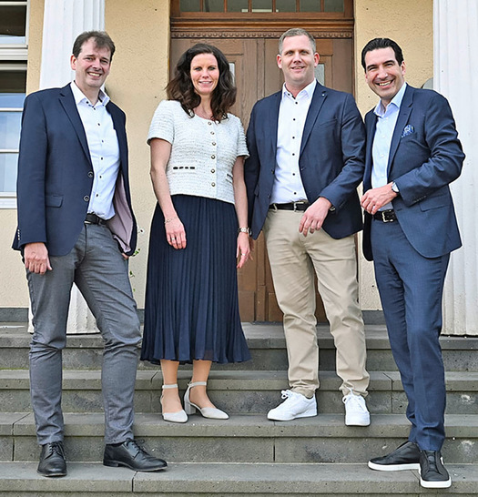 Von links nach rechts: Bernd Hillbrands (Managing Director, Windows & Doors Line of Business, Forterro), Miriam Berzen (Geschäftsführerin ­Klaes), Lars Klaes (Geschäftsführer Klaes) und Marcus Pannier (President, ­Forterro) nach der Unterzeichnung, mit der Klaes Teil von Forterro wird.