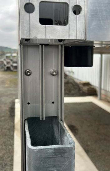 Unter der Aluminiumverkleidung der Stütze befindet sich ein 75 × 145 × 5 mm Stahlprofil, das mit dem Stützfuß verschweißt ist, und bis zu 87 kN Lastaufnahme bei gbu in Dornbirn geprüft wurde.