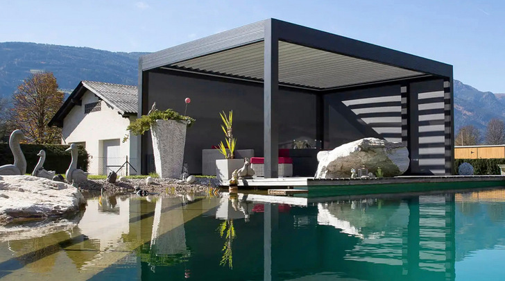 Die maßgefertigte Konstruktion der „Varia“ mit motorisch drehbaren Aluminiumlamellen fügt sich harmonisch in die klare Architektursprache der Villa ein und unterstreicht die Verbindung von Innen- und Außenraum.