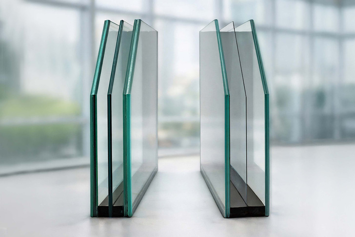 3-fach-Isoliergläser mit VSG im Vergleich: Links eine Lösung mit Standardgläsern, rechts das neue Silverstar Light mit der 0,5 mm Mittelscheibe aus Corning Enlighten Glass.