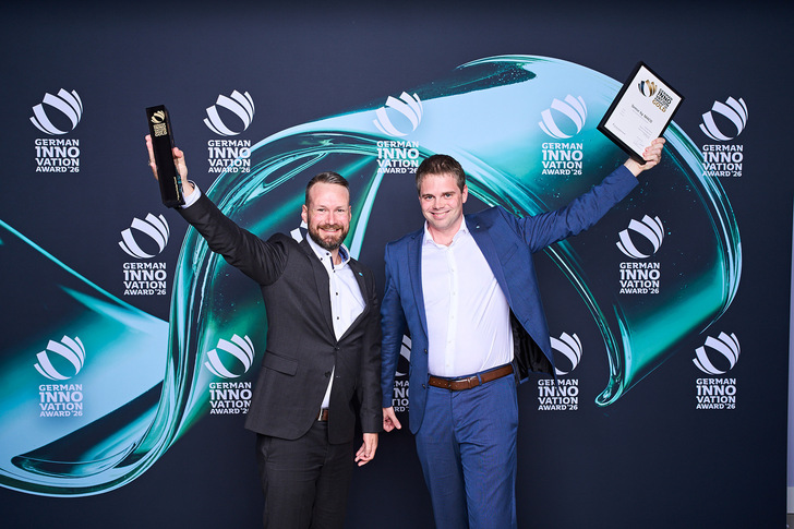 Michael Hillebrand und Christoph Lahnsteiner (beide Produktmanagement Smart Products, MACO) nahmen den German Innovation Award für Sense by MACO entgegen.