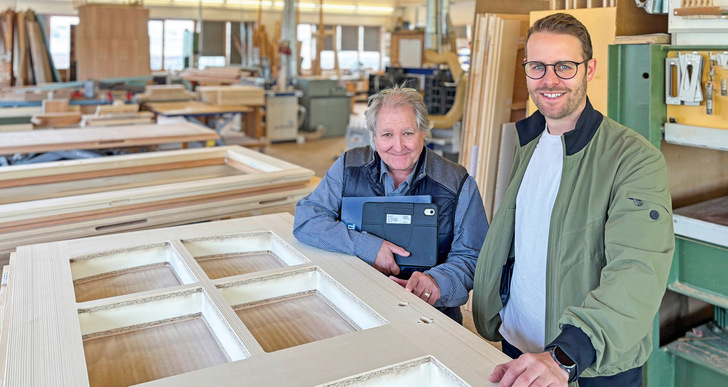Geschäftsführer Florian Dandl (r.)und Johann Liebl, technischer Verkauf bei Leitz Werkzeuge beim Rundgang durch die Produktion.