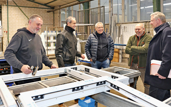 Innoperform Geschäftsführer Achim Kockler (r.) im Gespräch im Werk von Walter Fenster + Türen.