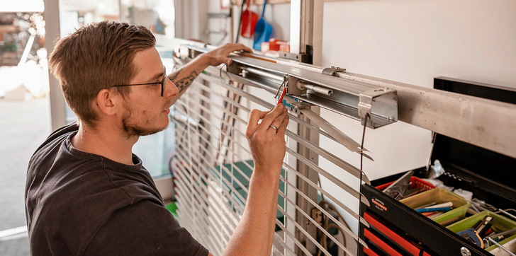 Viele Fachbetriebe haben sich längst auf die Reparatur und Wartung von Raffstoren, Markisen und Sonnenschutzsystemen spezialisiert. Genau darin liegt künftig ein enormes Potenzial für langfristige Kundenbindung, nachhaltige Servicekonzepte und wiederkehrende Umsätze im Fachhandel.