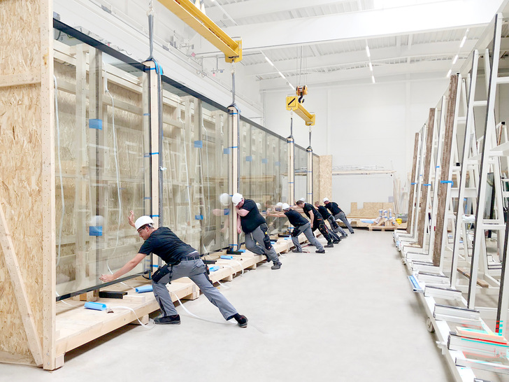 Logistik-Expertise in XXL: Das 20 m lange Isolierglas wird in einer eigens entwickelten Transportkiste, die optimalen Schutz für den Transport nach Großbritannien bietet, verpackt.
