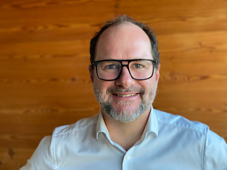 Oliver Rihl: Der Diplomingenieur für Holztechnik begleitet Projekte vom Kantel-Lager bis zur Endmontage – von Großanlagen bis zur Optimierung kleinerer Betriebe.