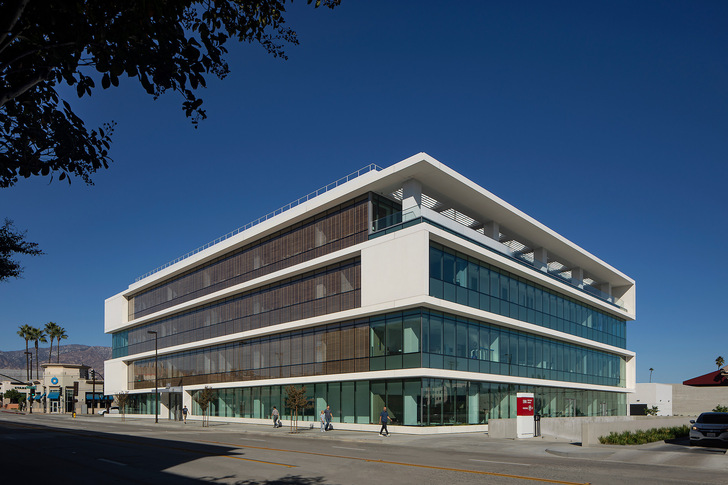 Das Keck Medicine Center of USC in Pasadena (Kalifornien) punktet mit der Isolierglaslösung Okawood von Okalux.