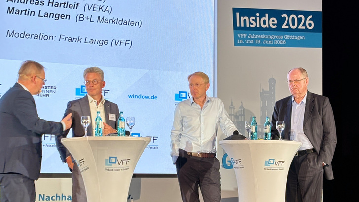In einer Diskussionsrunde v.r.: Peer Steinbrück, Martin Langen und Andreas Hartleif (Vorstandsvorsitzender Veka) diskutierten unter der Moderation von Frank Lange über die Zukunft der Branche.