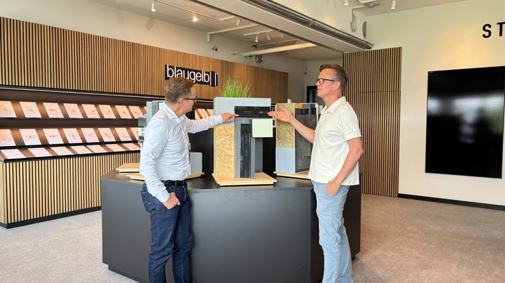 Robert Leinert (l.) erläutert CR Daniel Mund die Details im Meesenburg-Showroom in München