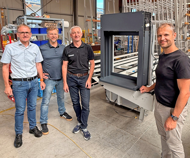 Die Groß Fenster + Türen GmbH aus Passau führt ab sofort das Perfect System von Stemeseder für die Deceuninck Elegant Kunststofffenster sowie für Holz-Alufenster ein. Im Bild (v.l.n.r.): Robert Mader und Thomas Solleder vom Deceuninck Technik-Team, Hans Wagner von Stemeseder, Martin Groß, Geschäftsführer Groß Fenster + Türen GmbH