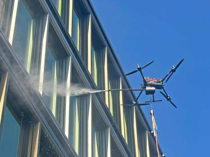 Während klassische Fassadenreinigung häufig Gerüste, Hubsteiger oder Industriekletterer erfordert, arbeitet die skyXwash-Lösung aus der Luft.