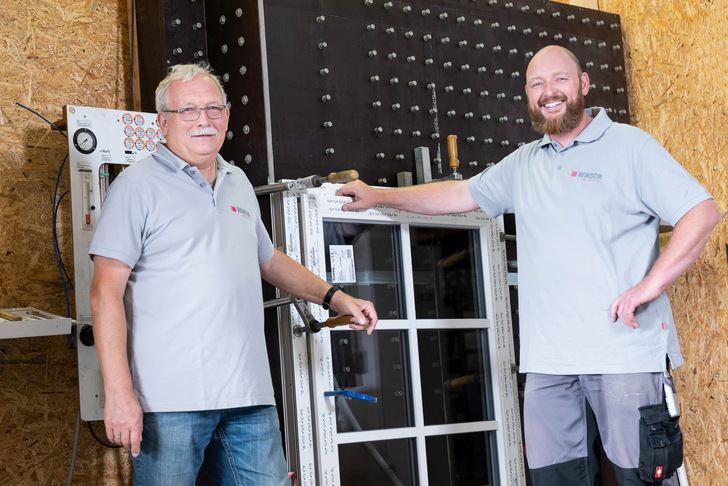 Beim RAL-Gütezeichen wird Fenster-Qualität genauen Kontrollen unterzogen, hier am Prüfstand des Unternehmens WINDOR, durch die Fachleute Robert Speiser (re.) und Lothar Röhreich (li.).