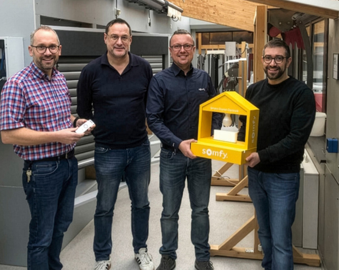 Die Übergabe der neuen Technikkomponenten erfolgte im Beisein der Schul­leitung und des Fachbereichs sowie von Somfy. V. l. n. r.: Stellvertretender Schulleiter Andreas Büttner, Thomas Diertl, Somfy-Schulungsleiter Damian Mast und Dominik Fürst (Fachbereich Metalltechnik).
