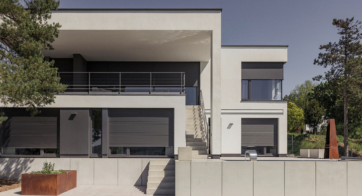 Moderne Architektur setzt auf maximale Transparenz. Großflächige Glasfassaden und schwellenlose Übergänge zum Außenraum erhöhen jedoch die Anforderungen an den sommerlichen Wärmeschutz.
