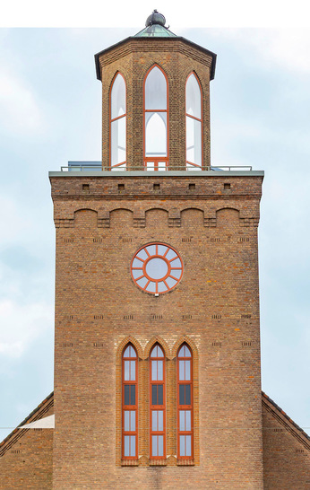 Die niederländische Kirche wurde von Ventana mit Aluminium- und Kunststoff-Sonder­fenstern ausgestattet. Beim Aufmaß konnte das Ventana eigene Konturmessgerät unterstützen und schnell und ohne großen Aufwand digitale Daten liefern.