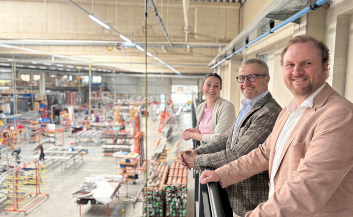 Beim Firmenrundgang (v.l.): Astrid Iking (Marketing und Kommunikation), Stefan Schwanekamp und Daniel Lechtenberg.