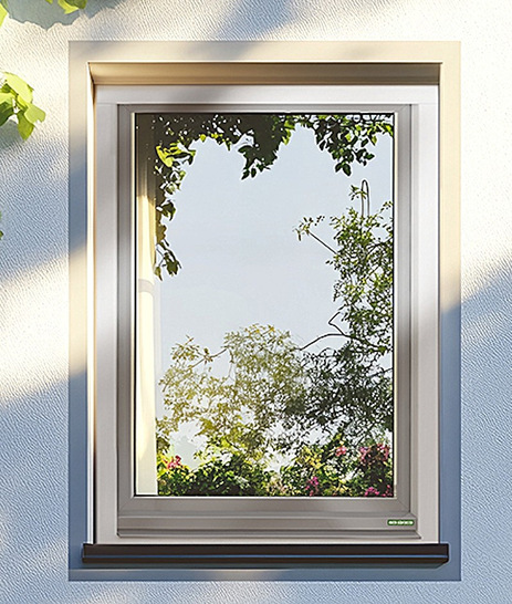 Die neuen Hybrid-Holzfenster von Kneer-Südfenster verbinden filigrane (Bestands-)Optik mit dauerhaftem Wetterschutz. Damit differenzieren sie sich gegenüber klassischen Holzfenstern und vielen Holz-Aluminium-Systemen mit größeren Bautiefen.