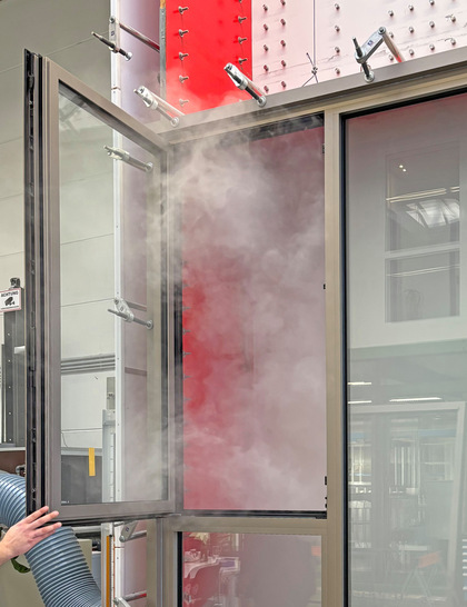 Bei dieser Prüfung muss ein Fenster- oder Türelement schon einiges aushalten. Ansonsten dürfen Hersteller kein CE-Zeichen auf ihr Produkt aufbringen und es somit nicht in der EU verkaufen.