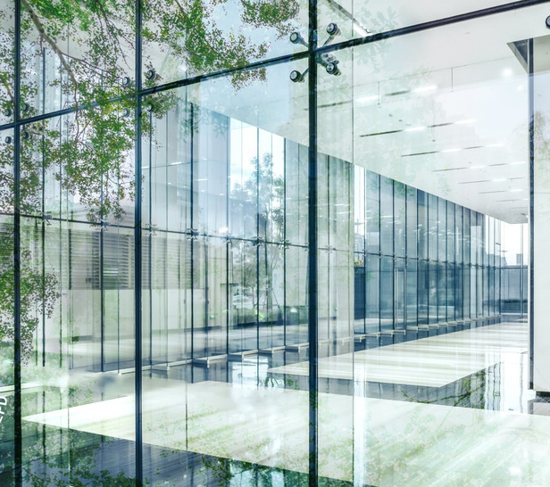 Durch „Low-Carbon Glass“ mit CO2-minimierter Folie wird das Treibhauspotenzial erheblich gesenkt.