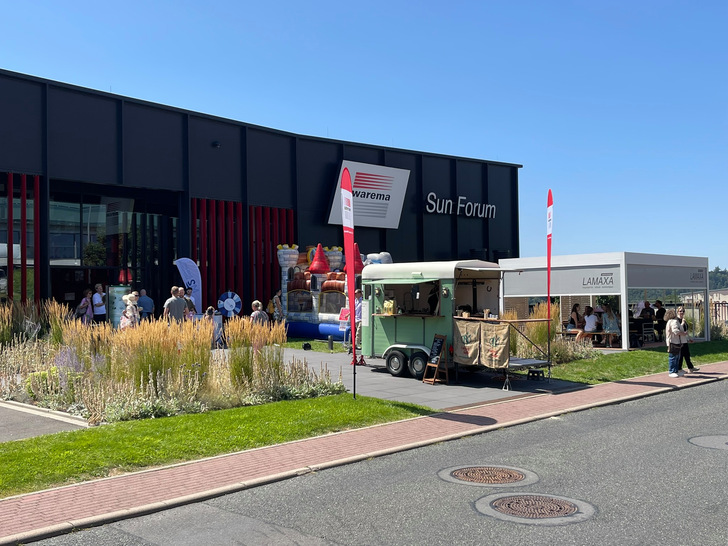 Rund 1.500 Besucher feierten gemeinsam mit Warema das fünfjährige Bestehen des Sun Forums in Wertheim. Mehr als 200 Teilnehmer nutzten die angebotenen Werksführungen und erhielten einen Einblick in Produktion und Logistik des Sonnenschutzherstellers.