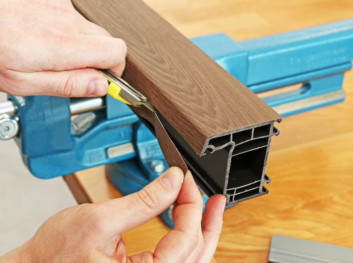 Die Schulungen vermitteln Kenntnisse zur korrekten Anwendung der Folien, um eine langlebige Verbindung mit dem Fensterprofil sicherzustellen.