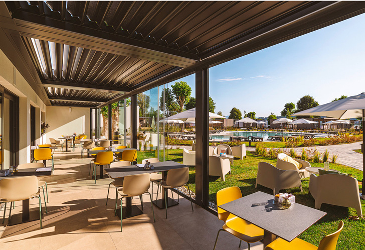 Die bioklimatischen Pergolen Kedry Prime erweitern den Restaurantbereich des Camping Eden um einen wettergeschützten Außenraum mit freiem Blick auf die Umgebung.