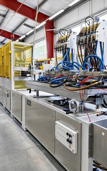 Die eigene Extrusion stärkt die Fertigungstiefe und gewährleistet eine gleichbleibend hohe Qualität der PVC-Rollladenprofile.