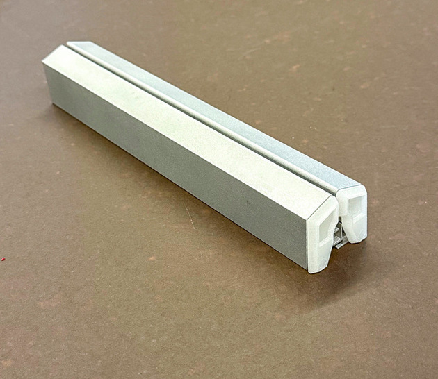 Die Konstruktion besteht aus zwei mechanisch miteinander verriegelbaren Profilen. Schraubverbindungen sind für das Öffnen und Schließen nicht erforderlich.