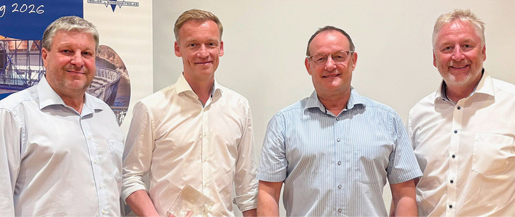 Freuen sich über die neue Partnerschaft (v.l.): Matthias Zander (Henze Glas / GF ­Uniglas), Heinz-Hermann Ross (GF Hero-Glas), Manfred Borgmann (GL Hero-Glas), Klaus Köhler (KÖWA / Uniglas).