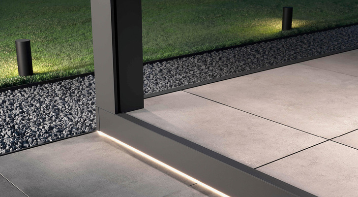 Der selbsttragende Systemboden aus Aluminium ermöglicht einen begeh­baren ­Bodenbelag direkt unterhalb der Konstruktion und soll eine schnelle sowie ­unkomplizierte Montage ermöglichen.
