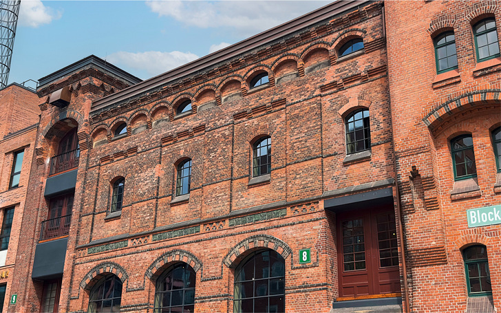 Die ehemalige Maschinenzentralstation der Hamburger Speicherstadt diente ursprünglich der eigenständigen Energieversorgung des Quartiers. Heute ist der „Block M“ Teil eines Sanierungs- und Wiederaufbauprojekts in einem hochsensiblen denkmalpflegerischen Umfeld.