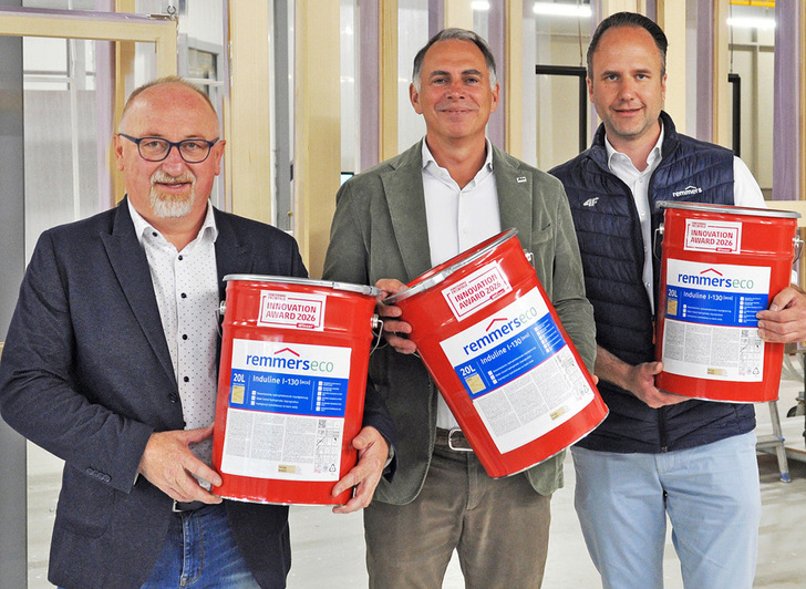 Hand in Hand haben die seit 2020 verbunden Partner Aldra und Remmers an der Umstellung auf eine biozidfreie Imprägnierung gearbeitet. Seit Juni 2026 gehört sie zum neuen, zeigemäßen Standard und Basis für langlebige Holzelemente von Aldra.