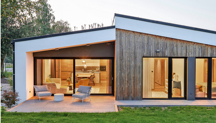 Seine hohe Energieeffizienz verdankt das Musterhaus insbesondere großformatigen Fenstern, die mit Elegant Profilen gefertigt wurden.