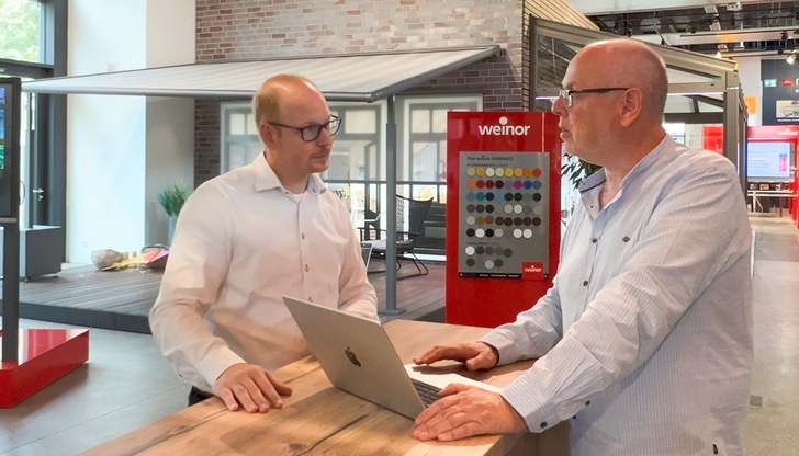 Zwei Fachexperten unter sich: Olaf Vögele, Ressortleiter Sonnenschutz bei der GLASWELT, hat sich für die Titelstory intensiv mit Stefan Brüggemann, Leiter Produktmanagement über technische Details ausgetauscht.
