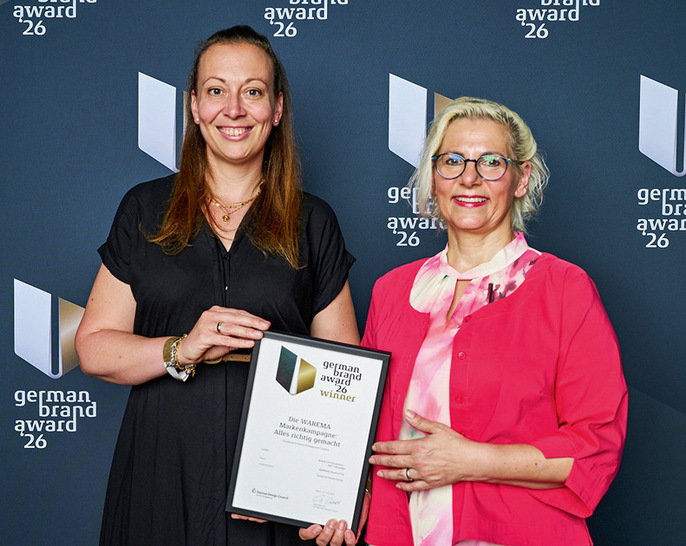 Marion Fischer, Marketing Director bei Warema (rechts), und Karin Müller-Wittmann, Leitung Brand Management, nehmen den German Brand Award in Berlin entgegen.