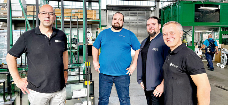 Das Pilotprojekt bei HoffmannGlas wird gemeinsam von Gestellpool Europe und BOX ID umgesetzt. Im Bild (v. l.): Ralf Kolb (Senior Sales Manager BOX ID), Frank Hoffmann (Versandleiter HoffmannGlas), ­Patrick ­Müller (Projektmanager Gestellpool Europe) und Matthias Piekarczyk (CSO BOX ID).