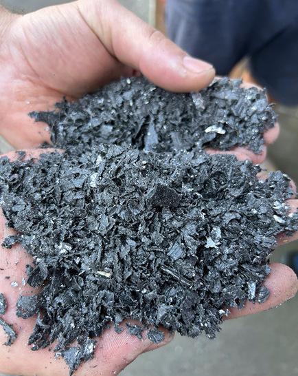 Um Rohmaterial für neue Spacer zu gewinnen, nutzt Technoform auch Verschnitte aus der Isolierglas-Produktion.